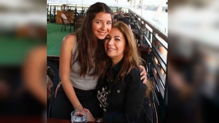 أقارب أحد ضحايا الطائرة المنكوبة خلال صلاة جنازة بكنيسة مصرية (رويترز)