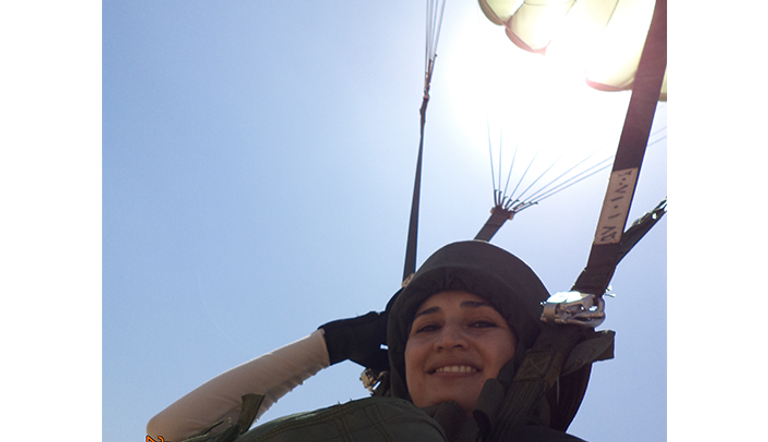 شيماء اثناء القفز بالمظلة على ارتفاع