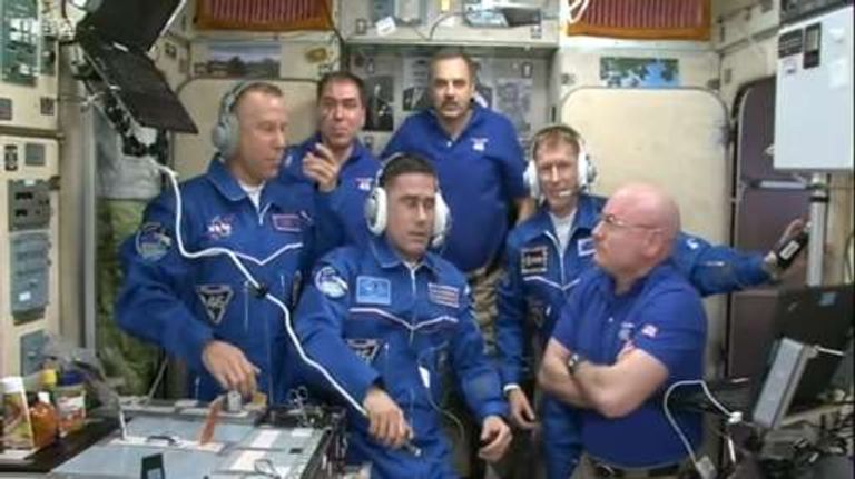 تيم بيك وفريق العمل من داخل محطة الفضاء الدولية