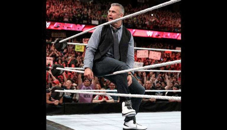 شين ماكمان يجلس على أحد حبال الحلبة متحديا والده فنيس