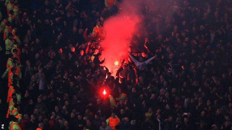 لافتة ليفربول التي أشعلت مدرجات جماهير مانشستر (رئيسية)