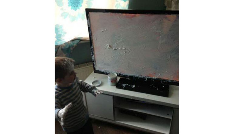 طفل يحاول اكتشاف مواهبه الفنية لعرضها على التلفاز