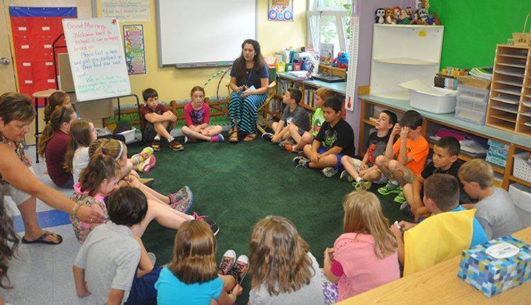 يبذل المعلمون جهدهم لزرع الثقة في نفوس التلاميذ