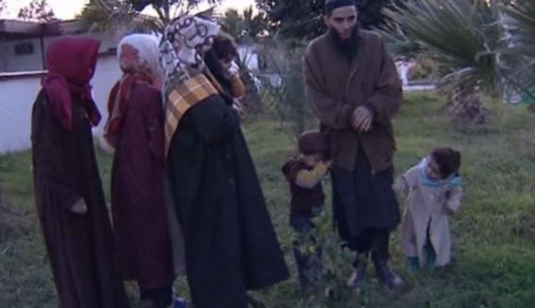 بالصور.. عائلات إرهابيين متحصنة في الجبال تسلم نفسها للجيش الجزائري - صورة 1