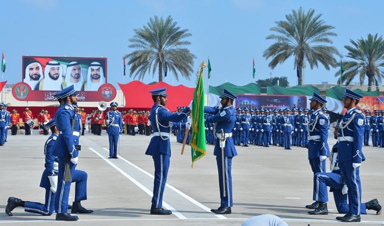 الشيخ سيف بن زايد آل نهيان يتوسط كبار المسؤولين والحضور والخريجين