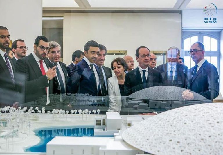 عبد الله بن زايد وفرانسوا هولاند خلال افتتاح مركز الشيخ زايد