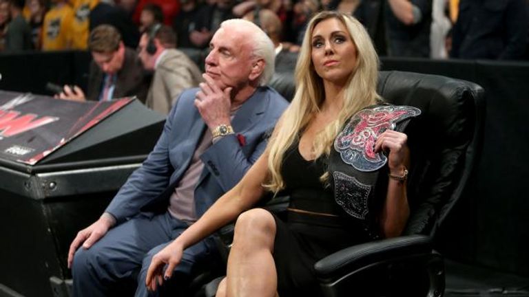 بطلة الديفاز شارلوت ووالدها ريك فلير يشاهدان النزال