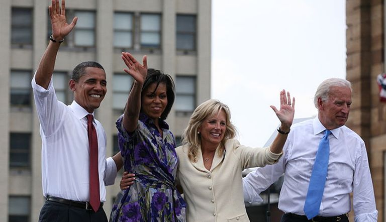 بايدن وأوباما وزوجتيهما