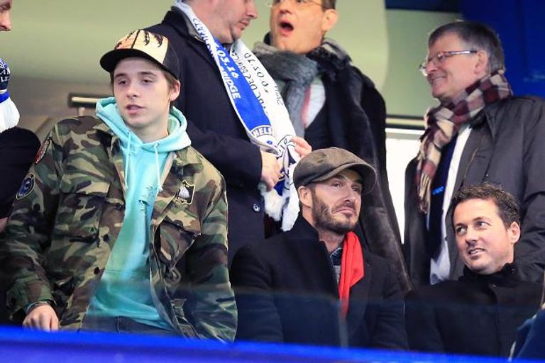 بيكهام وابنه أثناء مشاهدة مباراة تشيلسي وباريس في دوري الأبطال