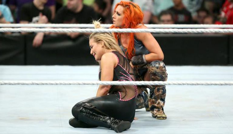 بيكي لينش ونتاليا تبكي بعد الهزيمة