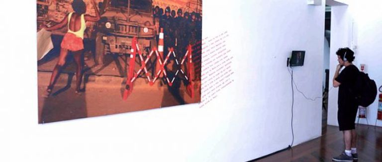 جزء من معرض شارك فيه عشرات الفنانين أبرز العنف الذي تمارسه الشرطة ضد الفقراء في ثاني أكبر مدن البرازيل