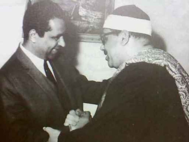 د كامل عبد العزيز وزير الاوقاف الاسبق يهنئ الشيخ بمناسبة زفاف نجله على بالكويت