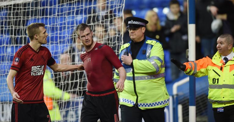 كريس برانت وهو يتناقش مع الجماهير بسبب العملة