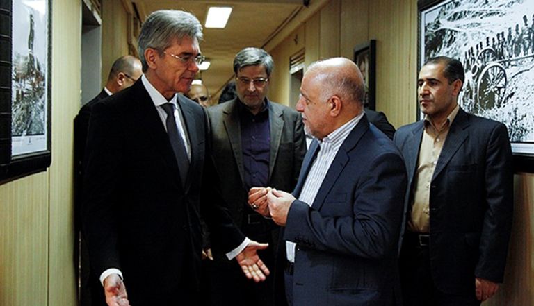 بيجن زنغنه وزير النفط الإيراني يستجدي يو كازر مدير شركة سيمنز الألمانية للعودة لإفراج عن معدات أوقفت الشركة إرسالها إلى إيران