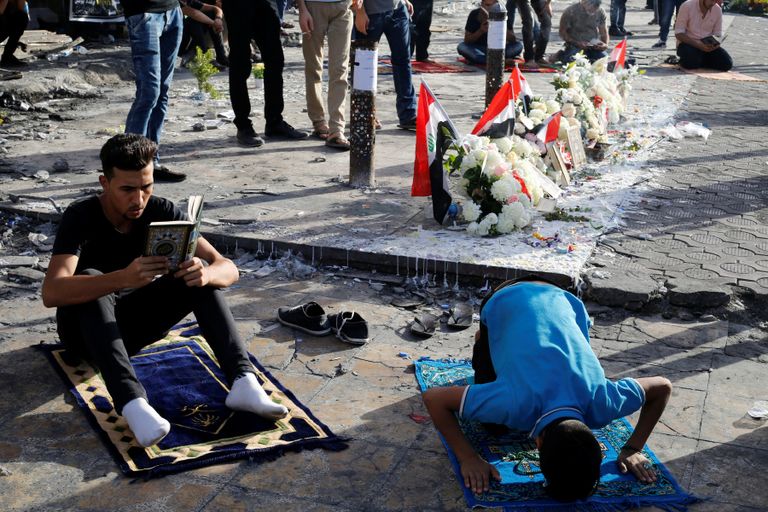 جانب من صلاة عيد الفطر في حي الكرادة ببغداد الذي شهد تفجيرات عنيفة نهاية رمضان