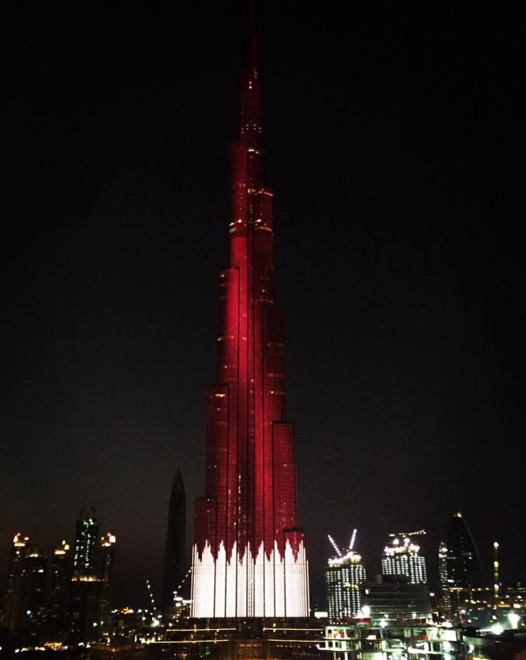 صور..برج خليفة يحتفل بعيدي قطر والبحرين