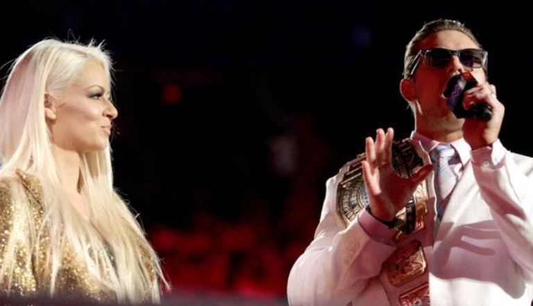 ذا ميز وزوجته في بداية البرنامج