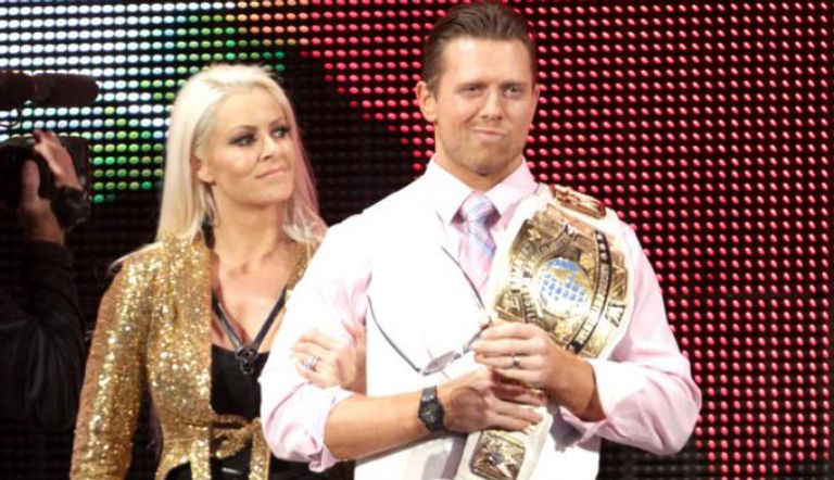 ذا ميز وزوجته قرب باب الخروج من الساحة