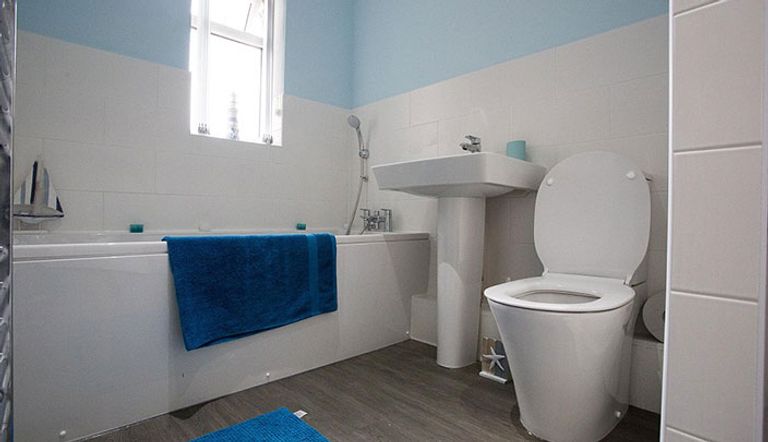 بعد حمام الأسرة نظيف و أنيق، بعد التجديد.