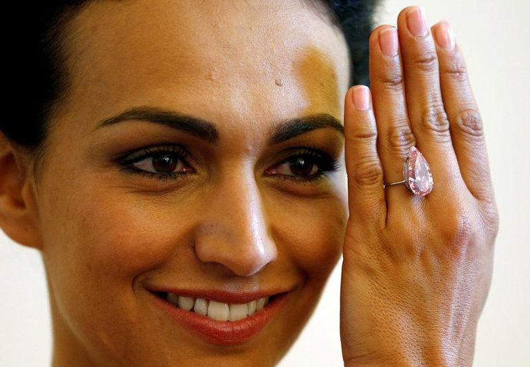 ألماسة وردية اللون