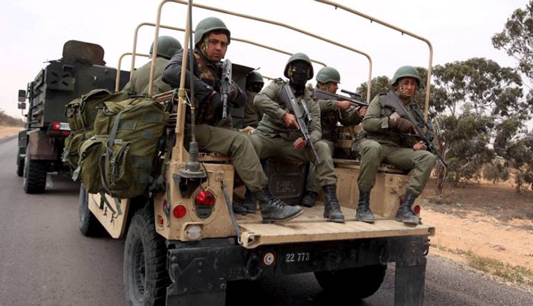 دورية لجنود تونسيون قرب الحدود مع ليبيا