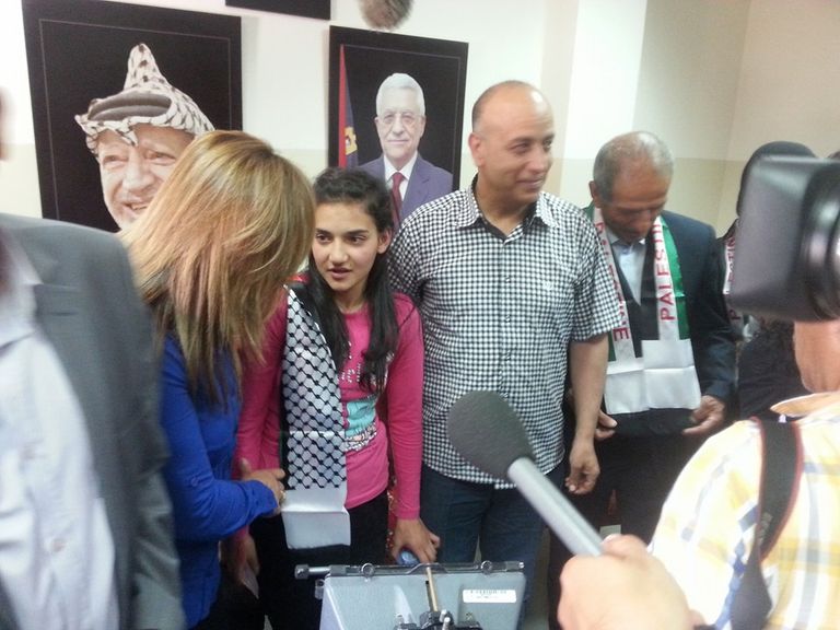 الطفل ديما الواوي لحظة الافراج عنها