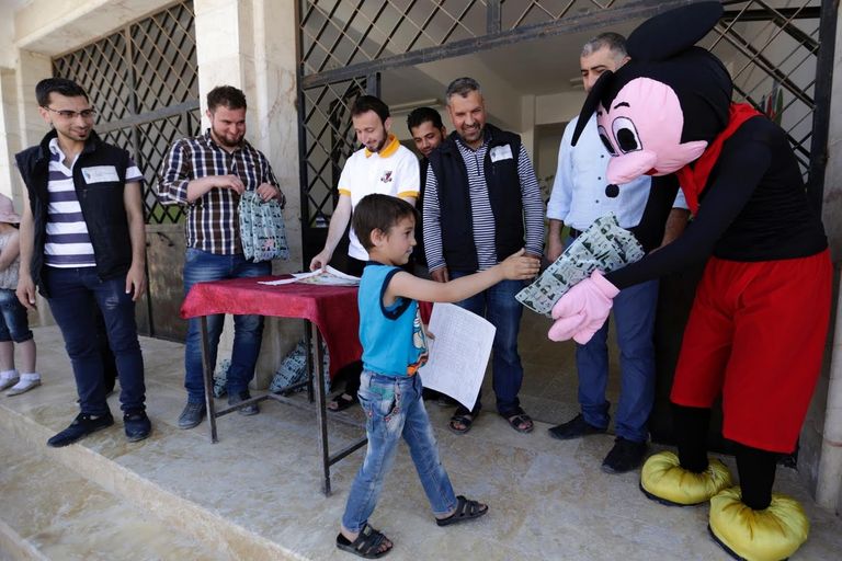 تلاميذ يتلقون دروسا داخل كهف في ترملا بمحافظة إدلب السورية