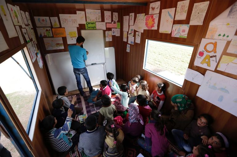 تلاميذ يتلقون دروسا داخل كهف في ترملا بمحافظة إدلب السورية