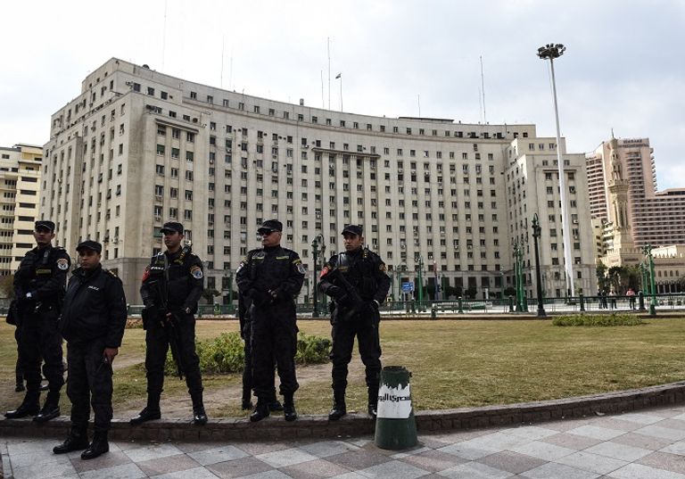 قوات أمن مصرية في ميدان التحرير (رويترز)