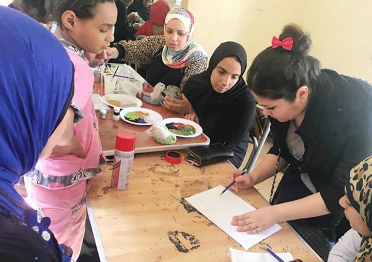 بالصور.. سيدات مصريات يعلن أسرهن بـ " الفن" - صورة 8