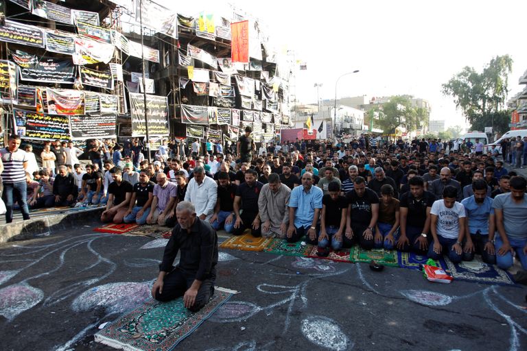 مسلمون سنة وشيعة يؤدون صلاة العيد في الكرادة ببغداد