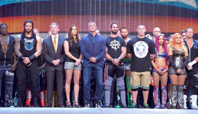 فنيس وشين وستيفاني ماكمان مع نجوم المصارعة الحرة