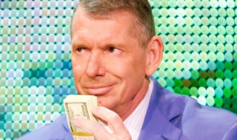 فنيس ماكمان يمسك بالدولارات