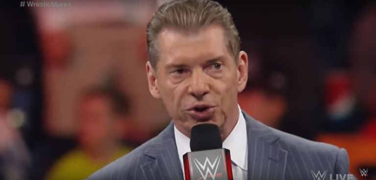 أندرتيكر يمسك بحلق فنيس ماكمان