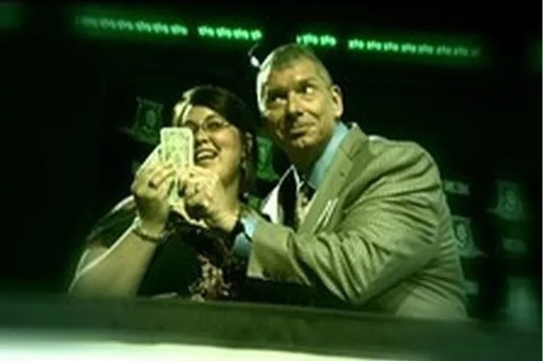 فنيس ماكمان يوزع مكافآت المؤسسة