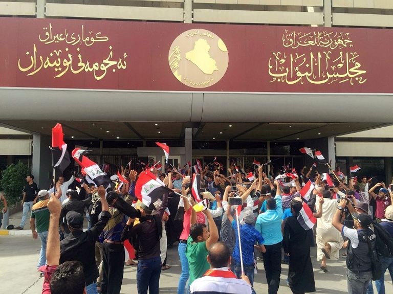 بالصور.. أنصار "الصدر" يقتحمون البرلمان العراقي وطوارئ في بغداد