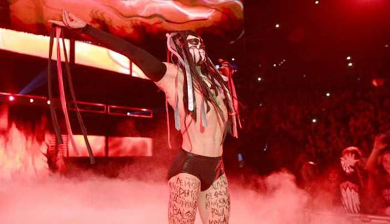 فين بالور يمسك حزام البطولة الجديدة ويرفع يده للجمهور بعد الفوز