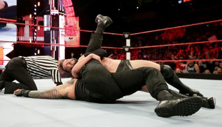 فين بالور يثبت أكتاف رومان رينز