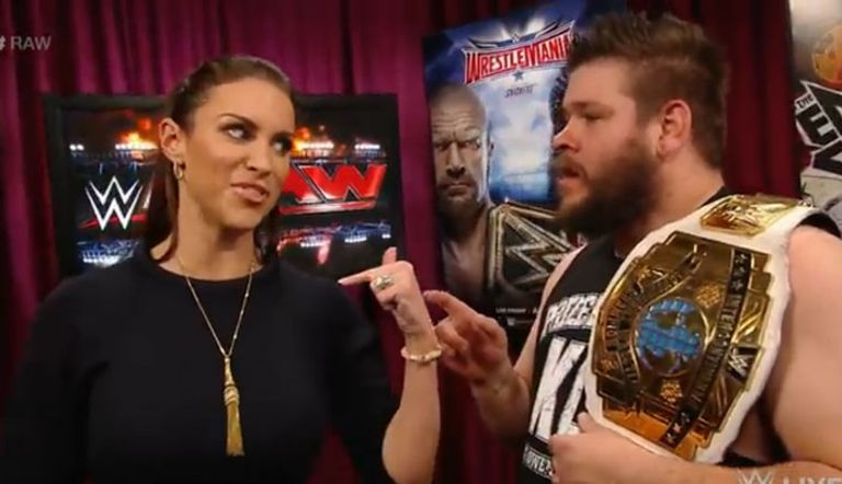 ستيفاني ماكمان تخبر كيفين أوينز بأن نزاله المقبل سيكون مع المصارعين الستة على لقب الإنتركونتيننتال