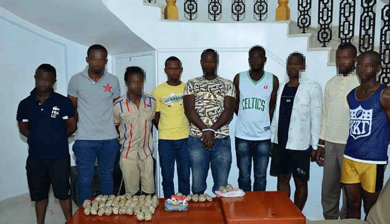 احدى العصابات المروجة للمخدرات والعقاير الممنوعة في قبضة العدالة