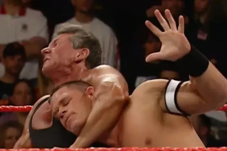 أحد النزالات بين فنيس ماكمان وجون سينا