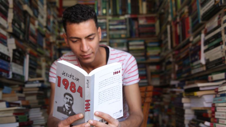 شرح ونصائح في أحد أجنحة معرض القاهرة للكتاب (تصوير: محمد حسام الدين)- وكالة الأنباء الأوروبية