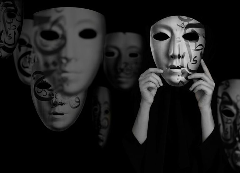 أحلام الأحمد - خلف القناع