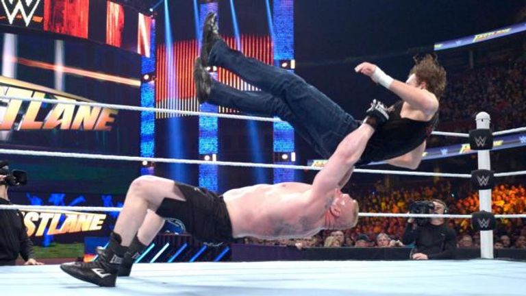 لحظة إعلان رومان رينز بالفوز بالنزال