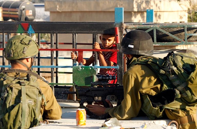 فرحة العيد في ساحة مسجد قبة الصخرة تتحدى حواجز الاحتلال