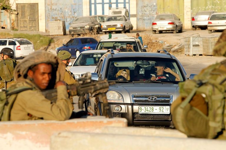 فرحة العيد في ساحة مسجد قبة الصخرة تتحدى حواجز الاحتلال