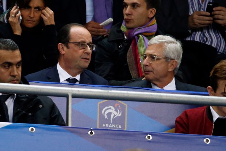 هولاند أثناء حضوره إحدى المباريات في استاد فرنسا