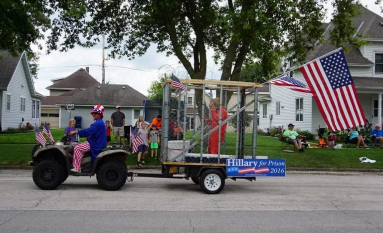 رشق دمية كلينتون بحوالي 400 بالونة مليئة بالماء