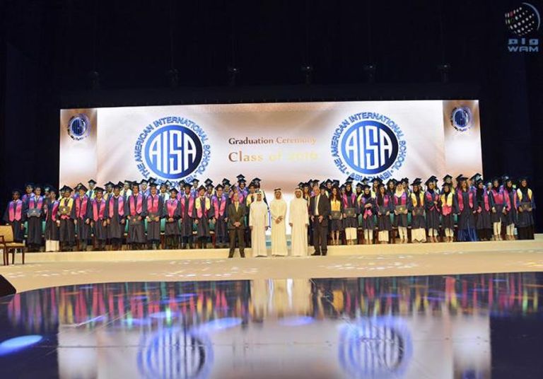 الشيخ منصور بن زايد يكرم طالبة بالمدرسة الأمريكية الدولية