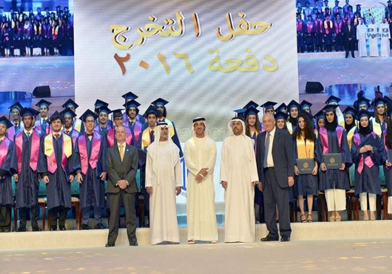 الشيخ منصور بن زايد يكرم طالبة بالمدرسة الأمريكية الدولية